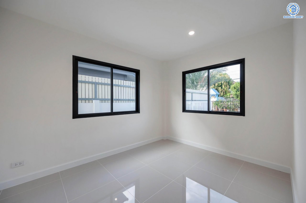 บ้านมือสองตกแต่งใหม่ โครงการ มณียา3 รัตนาธิเบศร์-ท่าอิฐ แบรนด์ Property Perfect หลังใหญ่ เนื้อที่ 61.3 ตร.ว. ฟังก์ชันครบ 3 ห้องนอน 2 ห้องน้ำ 1 ห้องอเนกประสงค์ 3 ที่จอดรถ บนทำเลเชื่อมต่อถนนรัตนาธิเบศร์ และถนนราชพฤกษ์ ใจกลาง 2 เซ็นทรัลฯ ใกล้ MRT "สถานีบางรักน้อยท่าอิฐ" และทางด่วน "งามวงศ์วาน"